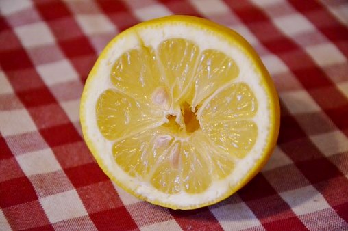 Лимонная кислота оказывает вредное воздействие на эмаль зубов Лимон