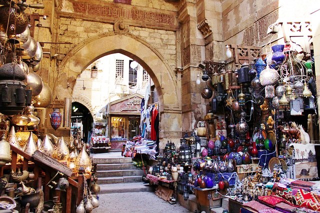 Посетить восточный Египетский рынок