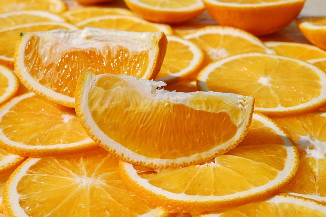 Апельсиновые маски практически сразу же снимают ороговевшую кожу