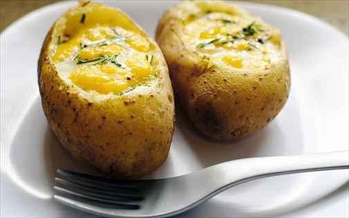 Яйца в картофеле в мундире