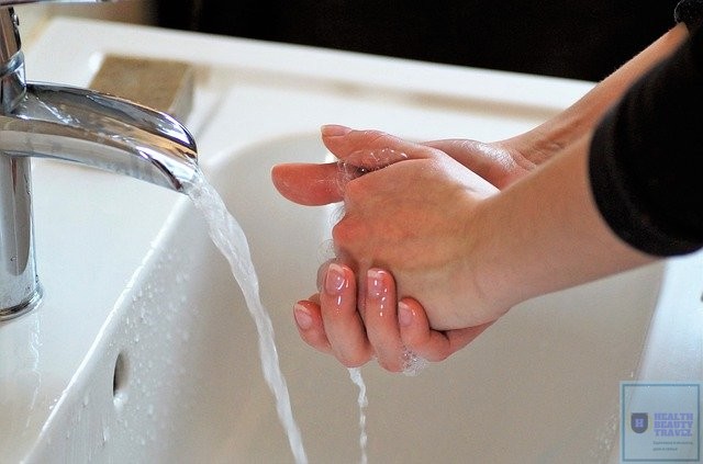 Очистка рук водой с мылом